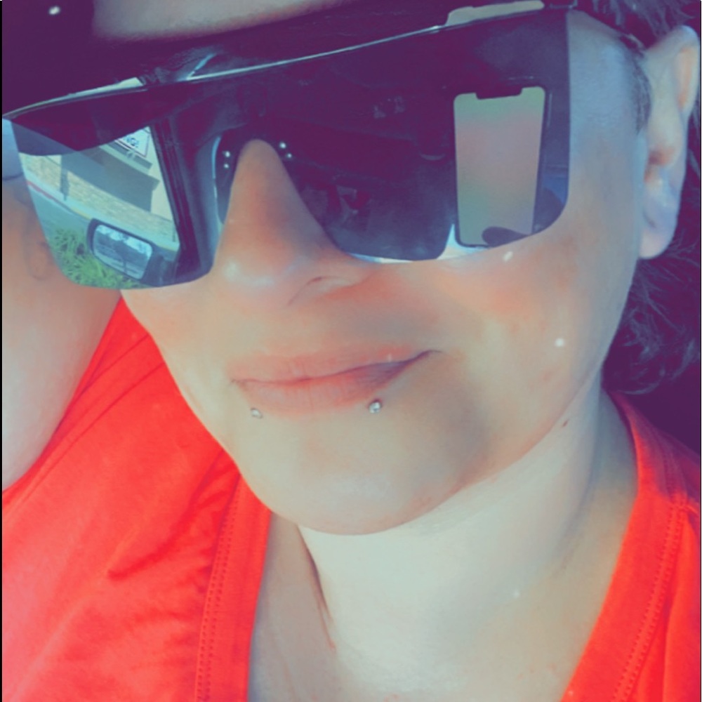 Meet your Posher, Claudia